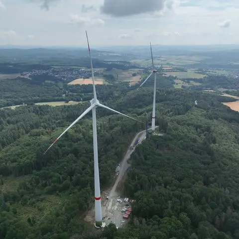 Zwei Windräder an der Gemarkungsgrenze zwischen Biskirchen und Niedershausen liefern Strom für etwa 4600 Zwei-Personen-Haushalte.