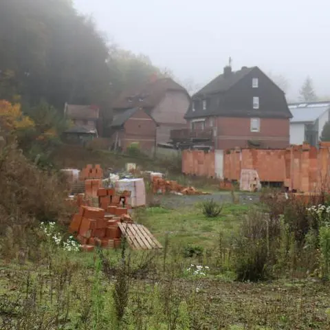 Am Leuner Lahnbahnhof bietet sich ein trauriges Bild. Die Baustelle ist seit langer Zeit schon verwaist. 
