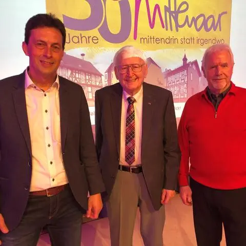 Ein Bild mit Seltenheitswert aus dem Jahr 2022: Die drei Bürgermeister der Gemeinde Mittenaar, Willi Theis (Mitte), Hermann Steubing (r.) und Markus Deusing (l.).