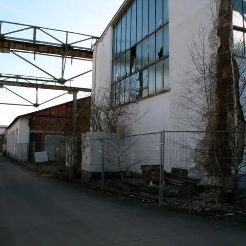 Das ehemalige Steinwerk in Bicken. Hier könnte eine moderne Seniorenwohnanlage entstehen. Ob dies möglich ist, lässt die Gemeinde nun prüfen.