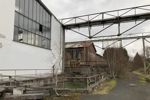 Für das alte Industriegelände unterhalb der Bundesstraße in Bicken hatte die Gemeinde schon Ideen: Hier sollte eine moderne Seniorenwohnanlage entstehen. Momentan ist jedoch unklar, ob die Pläne realisiert werden können.  