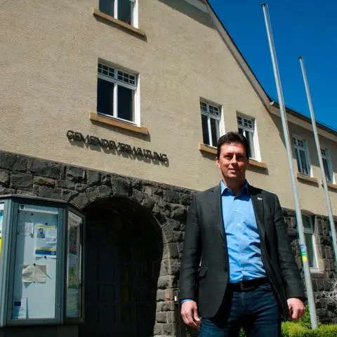 Arbeitsplatz und "zweites Zuhause": Vor dem Bickener Rathaus startet die Rundfahrt mit Bürgermeister Markus Deusing durch die vier Ortsteile der Gemeinde - Ballersbach, Bellersdorf, Offenbach und Bicken.