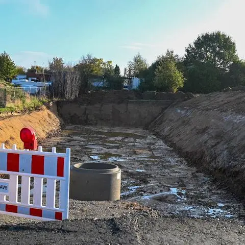 Bereits ausgehoben ist die Grube, in der das Regenrückhaltebecken entstehen soll. 