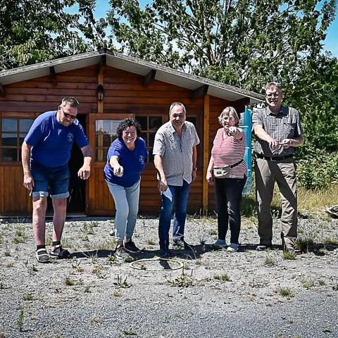 Seit 1991 frönt der Schöffengrunder Verein "La Pètanque" dem Boule-Spiel: Der Vorsitzende Günter Uhl, Pressewartin Heidi Uhl (v.l.), der 2. Vorsitzende Thomas Emig, Kassiererin Anette Pless und ihr Stellvertreter Bernd Wolf zeigen auf dem derzeitigen Vereinsgelände am Siebendeller Ring in Schwalbach wie es geht.