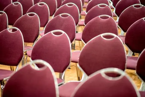 Ganz so leer wie auf dem Foto ist es am Donnerstag, in der  Sitzung der Schöffengrunder Gemeindevertreter, nicht. Doch von 26 Gemeindevertretern fehlt die Hälfte. Deshalb bleiben nicht nur viele Stühle leer, das Gremium ist auch nicht beschlussfähig. (Symbolfoto)