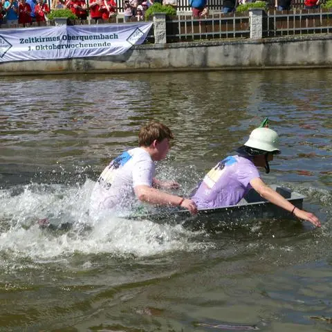 Mit Sautrögen über den Oberquembacher Weiher.