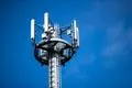 Ein Mast mit verschiedenen Antennen von Mobilfunkanbietern.