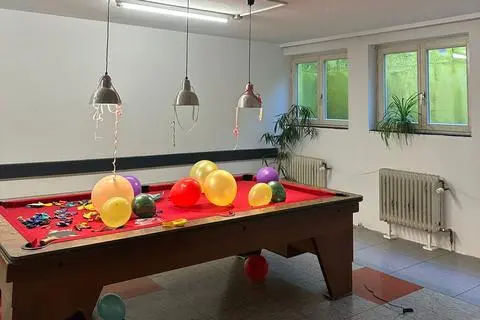 Beim Renovieren des Bistro Genial packen die Jugendlichen kräftig mit an. 
Das Bistro Genial nach der Umgestaltung.