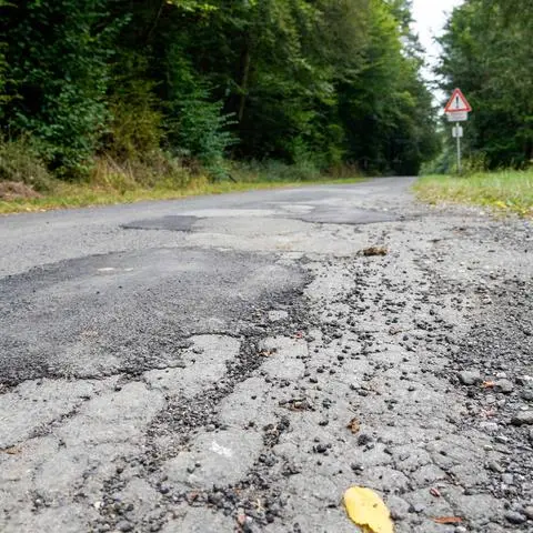 So wie hier in Höhe des Abzweigs nach Kölschhausen sieht es an vielen Stellen des Stippbachwegs bei Sinn aus. Nun soll das Verwaltungsgericht Gießen entscheiden, ob der Weg eine Straße ist oder nicht. 