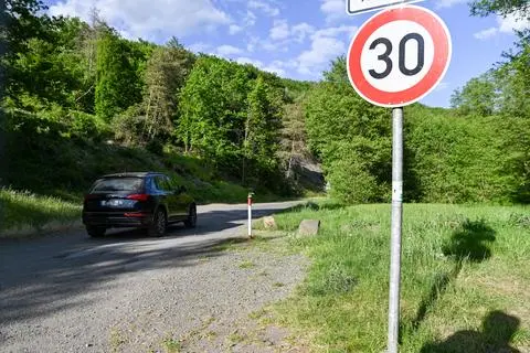 Von Sinn aus ist die Fahrt nach Klöschhausen und Dreisbach durch das Stippbachtal untersagt. Nicht alle Autofahrer halten sich an die Regeln. 