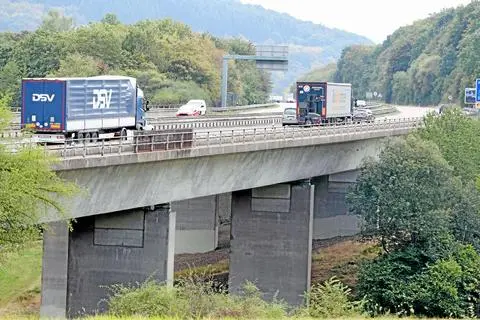 Die Heubachtalbr&uuml;cke zwischen Sinn und Fleisbach: Wenn sie neu gebaut wird, sollte sie nach den bisherigen Planungen nur auf der Sinner Seite (links) eine L&auml;rmschutzwand erhalten. Jetzt kam die Nachricht aus Wiesbaden: Auch zur Fleisbacher Seite hin wird eine L&auml;rmschutzwand entstehen.  Archivfoto: K. Weber