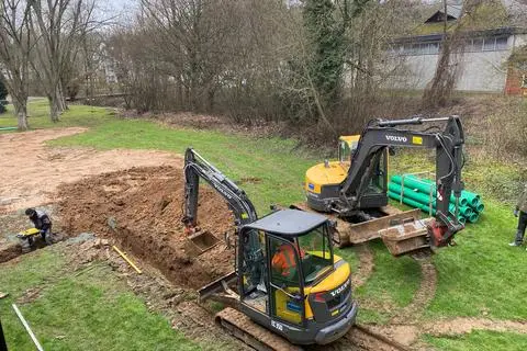 Die Bagger sind los: Das Solmser Rathaus soll ein neues Dach erhalten. Doch erst einmal müssen die notwendigen Entwässerungsleitungen gelegt werden.