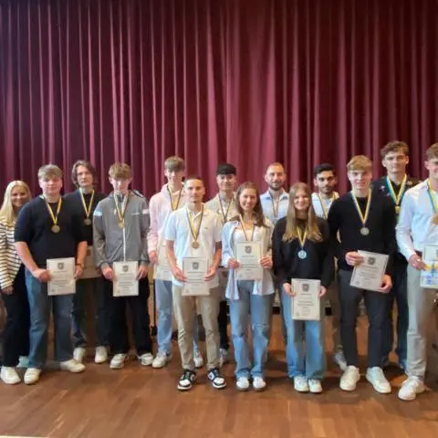 Stadtverordnetenvorsteher Dieter Hagner (v.l.), Erster Stadtrat Jörg Leidecker, Ausschussvorsitzende Kerstin Rentz sowie Bürgermeister Frank Inderthal (ganz rechts) zeichnen die verdienten Sportler aus.