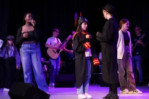 Die Geschichte „In 80 Tagen um die Welt“ von Jules Verne führt die Theater AG der Integrativen Gesamtschule Solms auf.