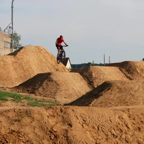 Sprung über Erdhügel: Einen Bikepark wie hier im Dirtpark des Alpenvereins Wetzlar wünschen sich die Solmser Jugendlichen auch.