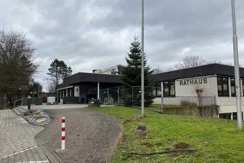 Ein Bauzaun soll verhindern, dass Unbefugte die Baustelle betreten. Das Solmser Rathaus bekommt im Laufe des Jahres ein neues Dach.