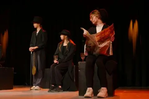 ie Geschichte „In 80 Tagen um die Welt“ von Jules Verne führt die Theater AG der Integrativen Gesamtschule Solms auf.