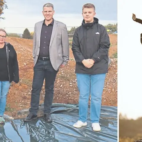 Sie ziehen eine positive Bilanz der ersten Bikepark-Saison: Levin Damm (v.l.), Daniela Kloss, Frank Inderthal und Artur Lautenschläger im Solmser Bikepark "Castle Trails" (Foto li.). Mika Kloss ist bereits ein geübter Fahrer im Solmser Bikepark. Hier zeigt er den Trick "Tuck Nohand" auf dem letzten Sprung der Kickerline (Foto re.).