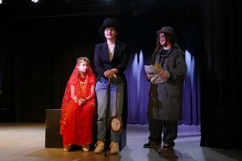 Die Geschichte „In 80 Tagen um die Welt“ von Jules Verne führt die Theater AG der Integrativen Gesamtschule Solms auf.