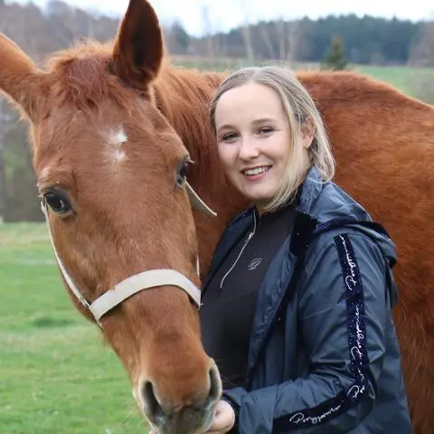 Tyra muss man einfach gern haben. Julie Wagner kümmert sich seit fünf Jahren liebevoll um das Pferd.