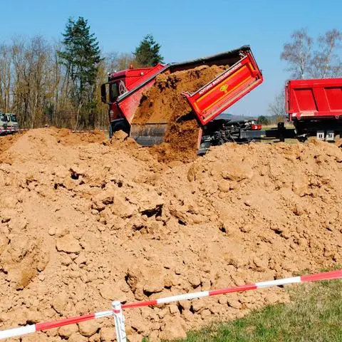 70 Lastwagen-Ladungen sind nötig, um die 1500 Tonnen Erde auf das Gelände des zukünftigen Bikeparks zu bringen.