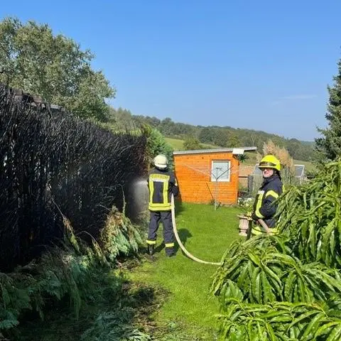 Einsatzkräfte mehrerer Feuerwehren aus Waldsolms haben am Donnerstag einen Heckenbrand in Kraftsolms gelöscht.