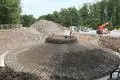 Das Fundament für das südlich gelegene Windrad 1 ist bereits fertig, jenes für seinen nördlichen Nachbarn im Blasbacher Wald wird am Mittwoch betoniert. Vor Einbau der Schalung war es am Montag noch möglich, einen Blick auf den Ankerkorb aus Stahl zu werfen.