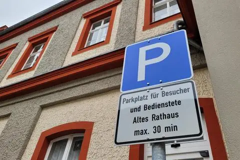 Hurtig, hurtig. Auf dem Parkdeck vor dem Alten Rathaus gelten neue Zeitbeschränkungen für parkende Besucher und Bedienstete.