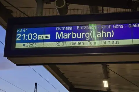 Eisenbahnrealität in Hessen: Von zwei Zügen ist einer verspätet und der andere fällt aus. So gesehen am Samstagabend in Bad Nauheim.