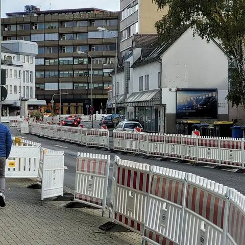 Bislang versprüht der vierstreifige Abschnitt des Karl-Kellner-Ringes zwischen Haarplatz und dem früheren Commerzbank-Hochhaus eher einen spröden Charme. Würden dort zwei Fahrspuren weggenommen, könnte Platz für Radler und Busse sowie Aufenthaltsflächen enstehen.
