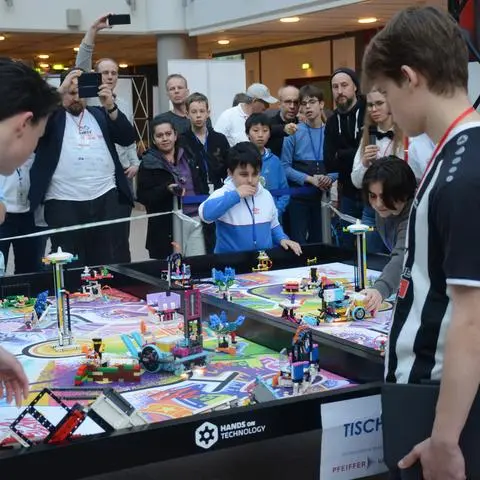 Beim spannenden Finale der "First-Lego-League-Challenge" in der Werner-von Siemens-Schule Wetzlar demonstrieren die Gruppen die Funktion ihrer Roboter.