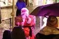 Zur Wetzlarer Vorweihnachtszeit gehört er einfach dazu: Heinrich Bethge als Altstadt-Weihnachtsmann. Seinen Weihnachtsgeschichten kann donnerstags um 17 Uhr (12. und 19. Dezember) auf den Treppen des Eisenmarkts gelauscht werden. 