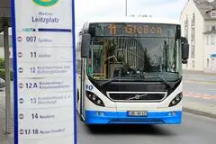 Bushaltestelle Leitzplatz in Wetzlar: Die Linie 12 führt mitten durch die Stadt, gerade zwischen Bahnhof und Schulzentrum war sie bisher oft überlastet. Die 15, vorläufig noch im Testbetrieb, soll dauerhaft Abhilfe schaffen.