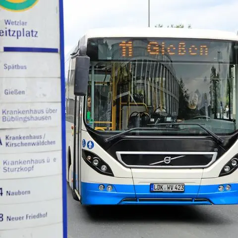 Bushaltestelle Leitzplatz in Wetzlar: Die Linie 12 führt mitten durch die Stadt, gerade zwischen Bahnhof und Schulzentrum war sie bisher oft überlastet. Die 15, vorläufig noch im Testbetrieb, soll dauerhaft Abhilfe schaffen.