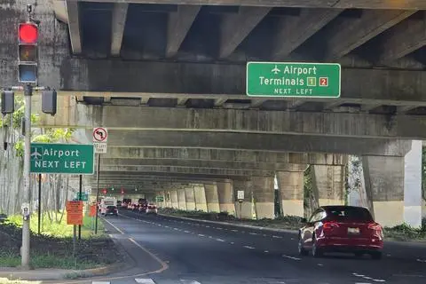 Hawaii, wie man es nicht im Reiseführer sieht: Zufahrt zum internationalen Flughafen von Honolulu unter der Autobahn H1, die dort wie in Wetzlar als Hochstraße konstruiert ist, nur ein wenig massiver.