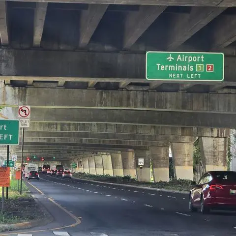 Hawaii, wwie man es nicht im Reiseführer sieht: Zufahrt zum internationalen Flughafen von Honolulu unter der Autobahn H1, die hier wie in Wetzlar als Hochstraße konstruiert ist.