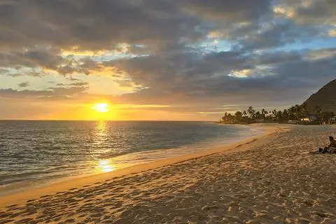 Das ist Hawaii, wie man es aus Fernsehen oder Reiseführer kennt: Sonnenuntergang am Strand von Waianae an der Westküste der Insel Oahu.
