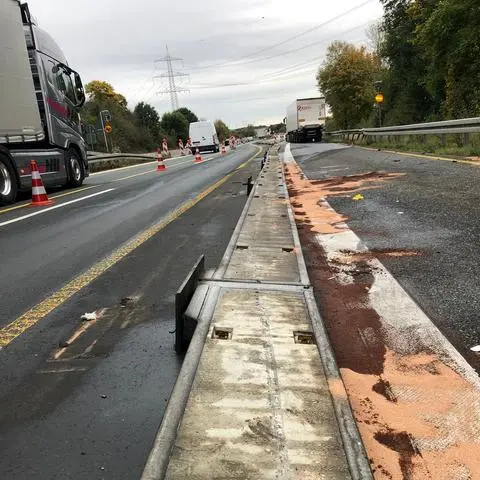 Ein Lkw-Fahrer hat die Behelfsleitplanke überfahren, ist gegen die richtige Leitplanke geprallt und hat sich den Tank aufgerissen.