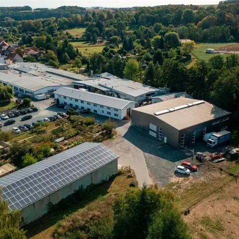 In den vergangenen Jahrzehnten ist das Unternehmen Grumbach in Münchholzhausen immer wieder gewachsen - nun würden die Geschäftsführer gern ins Gewerbegebiet Nord umziehen und dort einen neuen Standort errichten. Auf dem bisherigen Areal, das ohnehin an Ein- und Mehrfamilienhäuser grenzt, könnte dann ein neues Wohngebiet entstehen.