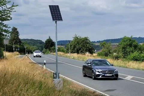 Zentraler Kern von Vluid ist die Sammlung und Vernetzung von Daten. Dazu gehören Verkehrsdaten, wie sie die Behörden mit solchen Zählstellen an der alten B49 bei Steindorf erhebt. Auch die Art des Fahrzeuges und das gefahrene Tempo können die Zählstellen feststellen. (Archivfoto)