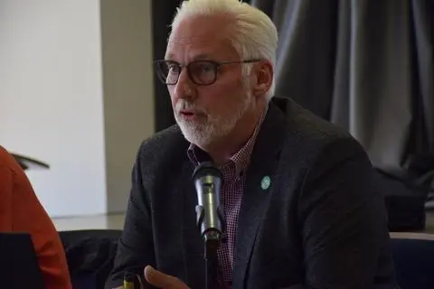 Jörg Ellerbrok von der Firma UGG stellt das Projekt Glasfaserausbau in Lahnau bei einer Bürgerinformationsveranstaltung vor.