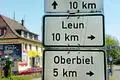 Wegweiser in der Altenberger Straße, Richtung Stadtmitte: Wegen des starken Verkehrs empfiehlt sich, die Pfeile Pfeile sein zu lassen, an der Falkenstraße rechts abzubiegen und über die Dillbrücke in die Stadt zu rollen. (Archivfoto)