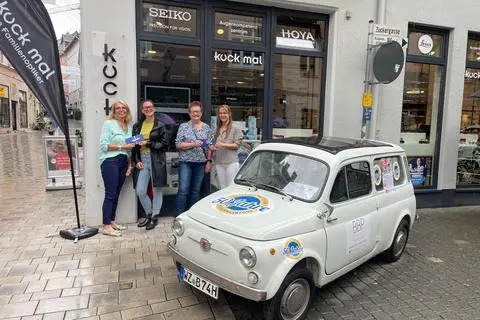 Sabine Henning vom Altstadt-Verein (v. l.) überreicht den Gewinnerinnen Tamara Marx und Ursula Wussow die Gutscheine, gemeinsam mit Vereinskollegin Anke Warlich van der Heyden.