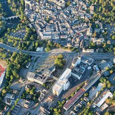 Damit die Wetzlarer Straßen auch während der Großbaustellen, die in den nächsten Jahren anstehen, möglichst frei bleiben, nimmt die Stadt Wetzlar an einem Pilotprojekt teil. Mithilfe von künstlicher Intelligenz sollen die Baustellen möglichst gut geplant werden.