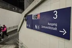 Wo geht’s denn hier zum Ersatzverkehr? Rechteckige Schilder weisen auch am Wetzlarer Bahnhof deutlich den Weg. 
