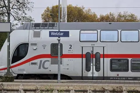 Der Intercity 34 hält unter anderem am Bahnhof in Wetzlar. Doch Ende nächsten Jahres soll Schluss damit sein. Wie geht es dann weiter für Bahnreisende? Darüber diskutiert auch die Kreispolitik. (Archivfoto)