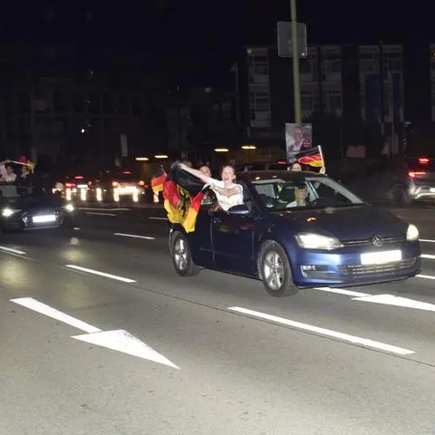 Nach dem Spiel der DFB-Elf gegen Dänemark feiern Fans den deutschen Sieg mit einem Autokorso auf dem Karl-Kellner-Ring.