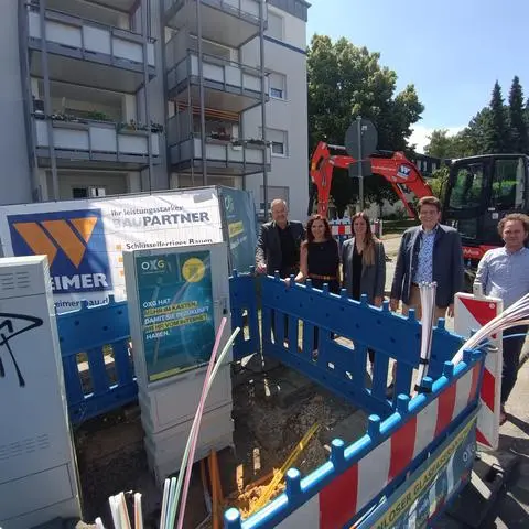 Freuen sich über den Start des Glasfaserausbaus in Wetzlar (von links): Oberbürgermeister Manfred Wagner (SPD), OXG-Marketingchefin Stephanie Seipp, Franziska Christau (Leiterin des OXG-Kommunenmanagements), Baudezernent Andreas Viertelhausen (FWG) und Jan Steinmüller (Weimer Netz + Service GmbH).