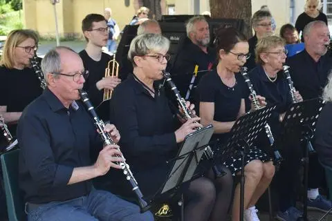 Mit Bigband Sound unterhält die Wetzlarer Musikschule Lahn-Dill unter Leitung von Stefan Kramer am Schillerplatz das Publikum.