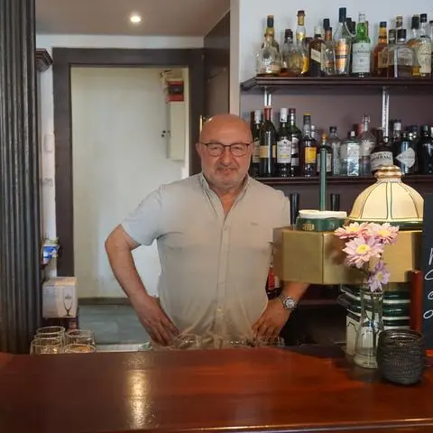 Vassilios Dimitriou hinter der Theke des Hörnsheimer Ecks. Nicht nur er, sondern auch die Wetzlarer lieben sein Lokal.
